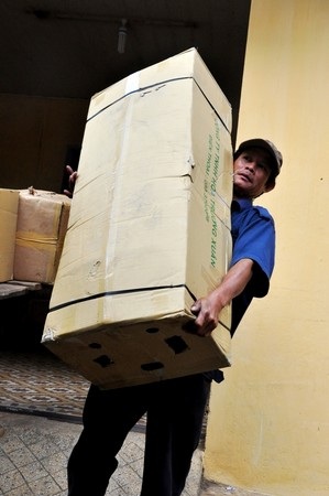 Một mình khiêng cả thùng hàng to tướng