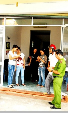 Hành khách kéo đến điểm bán vé xe khách Xuân Tùng trên đường Điện Biên Phủ (Đà Nẵng) để khiếu nại