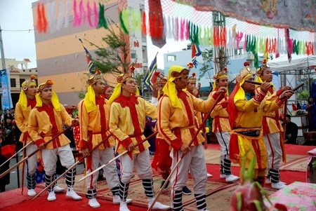 Biểu diễn chèo thuyền