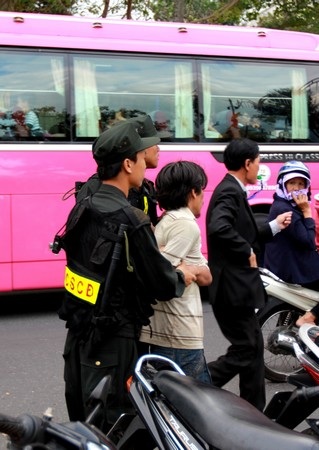 Đối tượng “sàm sỡ” phụ nữ ở đường hoa bị khống chế đưa về đồn công an