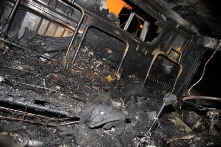 Một chiếc xe tải bị cháy rụi