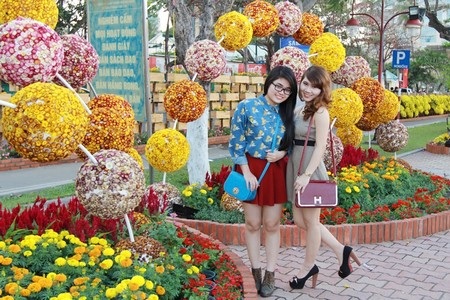 Hàng vạn người thưởng lãm con đường hoa xuân - 11 Tha hồ tạo dáng với hoa Xuân