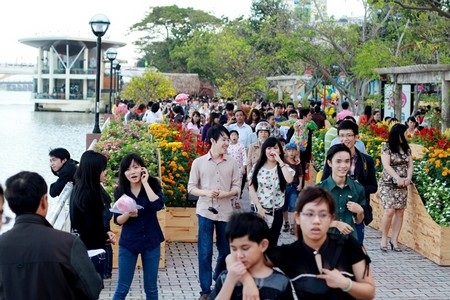Hàng vạn người thưởng lãm con đường hoa xuân - 9 Rất đông các bạn trẻ, nam thanh nữ tú đến vui chơi, thưởng lãm con đường hoa