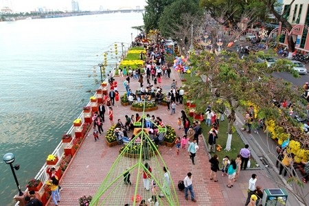 Mỗi ngày con đường “Trăm hoa khoe sắc” đón hàng vạn người dân tham quan, thưởng lãm