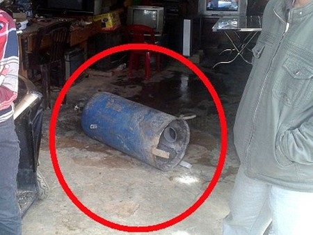 Nạn nhân trong vụ nổ bình hơi đã qua cơn nguy kịch - 1 Bình hơi khí hydro bị nổ làm hư hại phần đáy. Ảnh: V.Q.