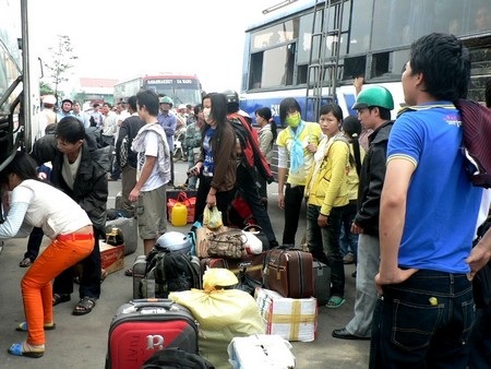 Hành khách được chuyển lên xe khác để tiếp tục hành trình. Ảnh: D.H.