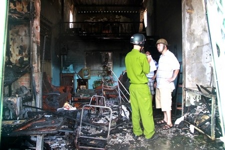 Hiện trường cửa hàng mui nệm bị cháy rụi. Ảnh: N.H.