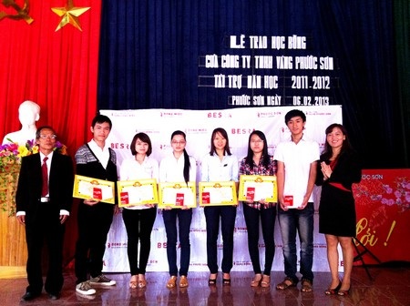 Trao học bổng đến HS, SV nghèo học giỏi