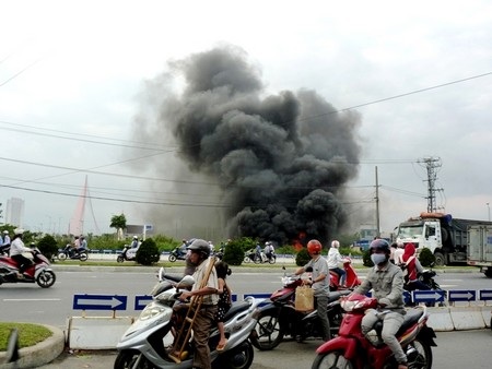 Đám cháy dữ dội, khói đen kịt