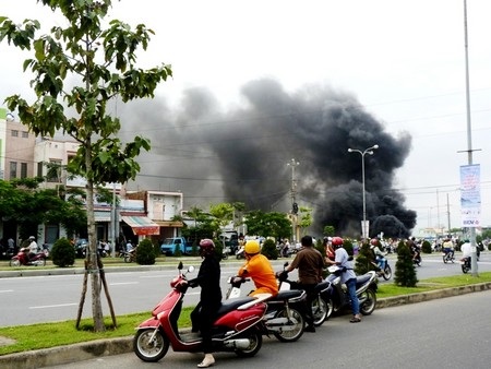 Người dân hiếu kỳ xem vụ cháy