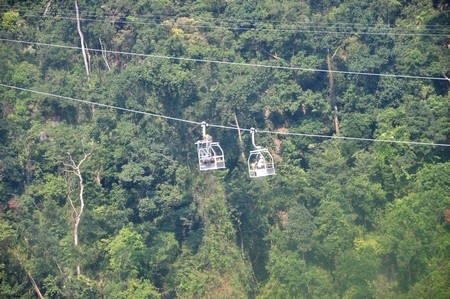 Các kỹ sư đang làm việc trên tuyến cáp để hoàn thành đúng tiến độ