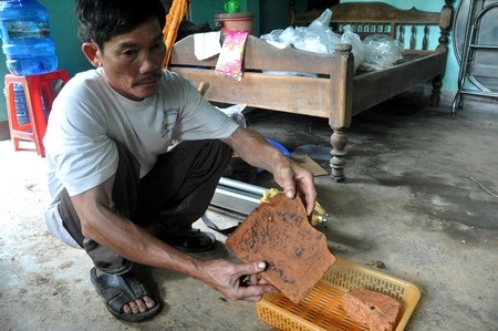 Những mảnh ngói được phát hiện dưới hố khai quật