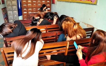 Xu hướng gia tăng nữ giới nhiễm HIV - 1 Gái mại dâm là một trong những nhóm có nguy cơ nhiễm HIV/AIDS rất cao