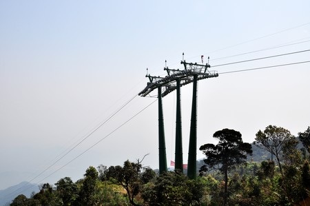 Trụ đỡ dây cáp cao 50m, toàn tuyến có tất cả 25 trụ đỡ