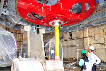 Khu vực truyền động dây cáp để đưa cabin từ dưới đất lên