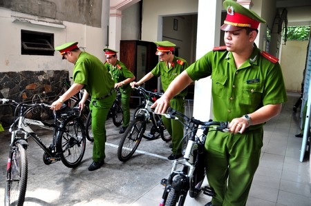 Theo chân chiến sĩ cảnh sát đạp xe tới từng nhà dân - 1 Các chiến sĩ dùng xe đạp xuống địa bàn, bắt đầu một ngày rong ruổi tuần tra