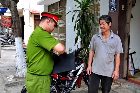 Theo chân chiến sĩ cảnh sát đạp xe tới từng nhà dân - 2 Các chiến sĩ dùng xe đạp xuống địa bàn, bắt đầu một ngày rong ruổi tuần tra