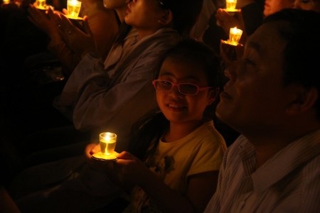 Người dân đứng tràn ra ngoài đường trong không khí trang nghiêm để cầu an