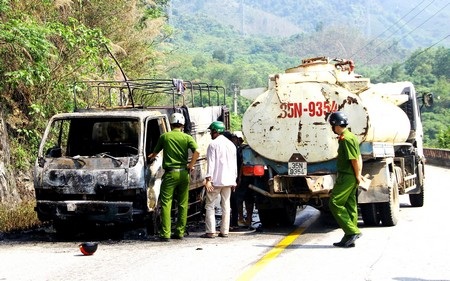 Xe bồn chở nước đến ứng cứu nhưng không thể cứu được xe và hàng