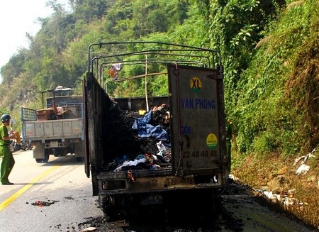 Toàn bộ hàng hóa cho học sinh bị cháy trụi. Ảnh: T.T.