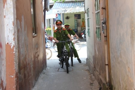 Các chiến sĩ dùng xe đạp xuống địa bàn, bắt đầu một ngày rong ruổi tuần tra