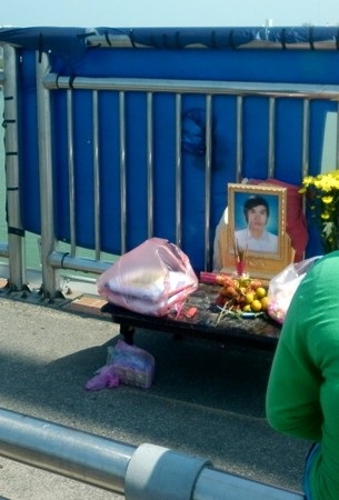 Người nhà lập am thờ Anh trên cầu