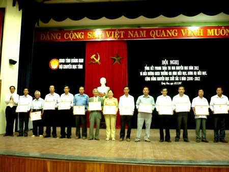 Các gia đình hiếu học nhận giấy khen của Hội Khuyến học Quảng Nam