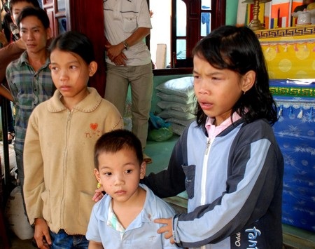 Vợ chồng anh Phương mất đi để lại 3 con thơ dại không nơi nương tựa