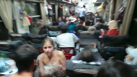 Rất đông hành khách chen chúc nhau trên toa tàu số 2. Ảnh do độc giả Thanh Nguyên cung cấp