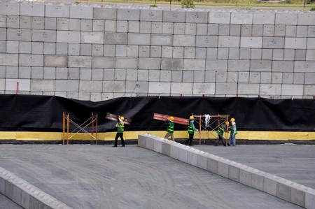 Đầu năm 2014 bắt đầu xử lý đất nhiễm dioxin ở sân bay Đà Nẵng - 2 Công nhân trong lòng mố của khu xử lý