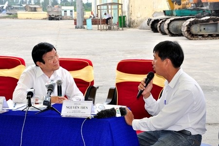 Chủ tịch nước lắng nghe chia sẻ của ngư dân - 1 Chủ tịch Trương Tấn Sang trò chuyện với bà con ngư dân tại cảng Kỳ Hà, huyện Núi Thành