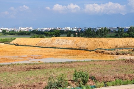 Đầu năm 2014 bắt đầu xử lý đất nhiễm dioxin ở sân bay Đà Nẵng - 4 Đất bị nhiễm dioxin đang được phơi khô để xử lý khi khu bể được xây dựng xong