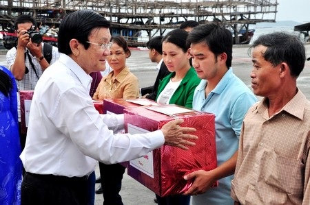 Chủ tịch nước lắng nghe chia sẻ của ngư dân - 2 Trao quà đến bà con ngư dân