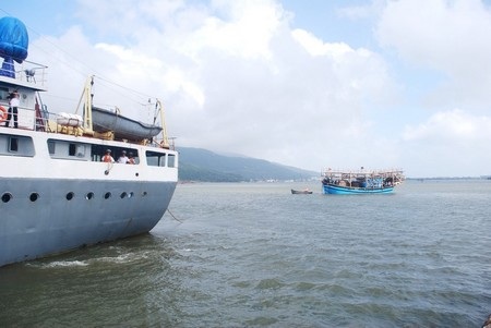 Cứu tàu cá cùng 7 ngư dân bị nạn trên biển - 1 Một tàu cá bị nạn của ngư dân được Bộ đội Vùng 3 Hải quân lai dắt vào bờ