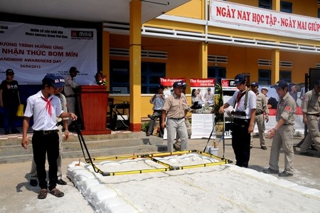 Các em học sinh thực hành sử dụng phương tiện rà tìm bom, mìn