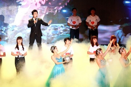 Quang Hào sống trọn đêm âm nhạc với live show “Về dưới mái nhà” - 8 Theo khán giả Đà Nẵng, Quang Hào đã có một đêm live show thành công