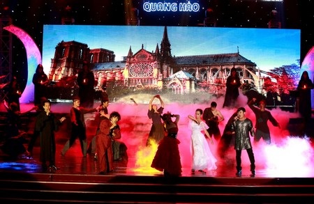 Quang Hào sống trọn đêm âm nhạc với live show “Về dưới mái nhà” - 5 Ca sĩ Anh Thơ cũng được mời hát trong live show của Quang Hào