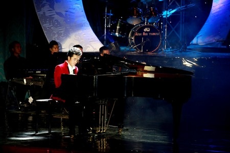 Quang Hào sống trọn đêm âm nhạc với live show “Về dưới mái nhà” - 13 Theo khán giả Đà Nẵng, Quang Hào đã có một đêm live show thành công