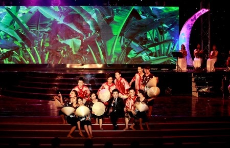Quang Hào sống trọn đêm âm nhạc với live show “Về dưới mái nhà” - 11 Theo khán giả Đà Nẵng, Quang Hào đã có một đêm live show thành công