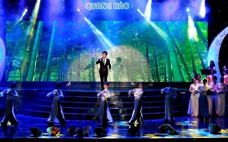 Quang Hào sống trọn đêm âm nhạc với live show “Về dưới mái nhà” - 10 Theo khán giả Đà Nẵng, Quang Hào đã có một đêm live show thành công