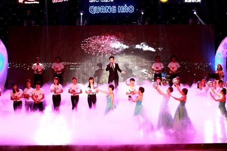 Quang Hào sống trọn đêm âm nhạc với live show “Về dưới mái nhà” - 9 Theo khán giả Đà Nẵng, Quang Hào đã có một đêm live show thành công