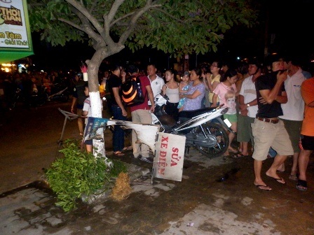 Rất đông người dân hiếu kỳ đến hiện trường nơi Hải Yến bị thiêu sống vào tối 20/4