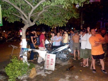 Biển hiệu sửa xe ở quán bên cạnh bị cháy nham nhở