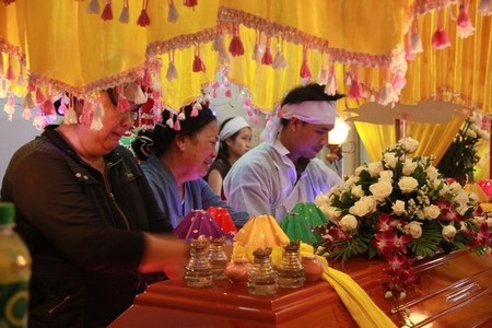 Gia đình rất đau xót bên quan tài chị Yến