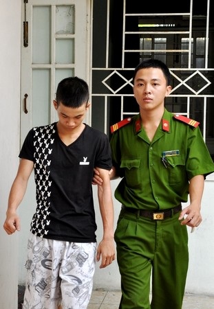 Bùi Huy Hoàng, một trong 4 đối tượng bị đưa về trụ sở làm việc