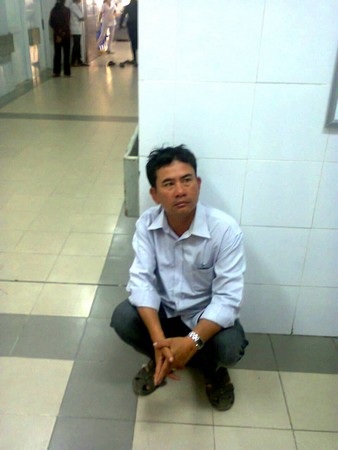 Ông Sơn – bố của Hải Yến chỉ biết ngồi ngoài chờ tin tức của con gái