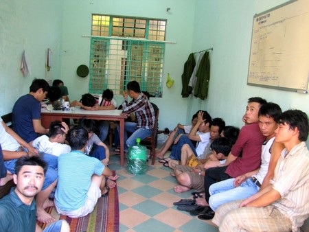 Các đối tượng tham gia đánh bạc bị tạm giữ