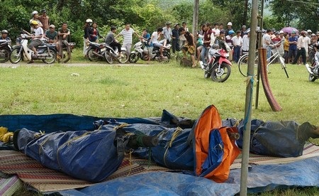 Ba phu vàng chết ngạt trong hầm sâu - 2 Ba thi thể phu vàng bị chết ngạt được đưa ra khỏi hầm. Ảnh: H.P.