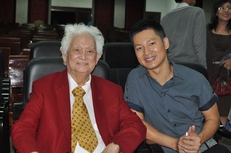 Ca sĩ Đức Tuấn cùng nhạc sĩ Phạm Duy lúc ông còn sống