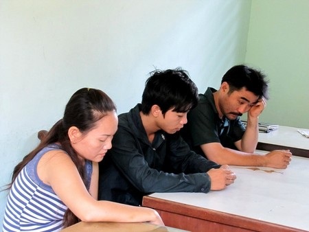 (Từ trái qua) Nguyễn Thị Bé, Trương Trường Hải và Phạm Trung tại cơ quan công an